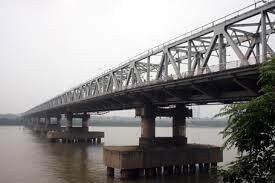 Giải cứu nam thanh niên định nhảy cầu Chương Dương tự tử