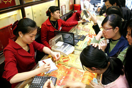 Giá vàng hôm nay ngày 4/10: Chứng khoán bay cao, vàng xuống đáy