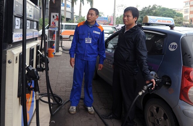 Khách tự bơm xăng: Chưa áp dụng với xe máy vì sợ tắc đường