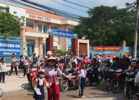 Cô giáo uống thuốc sâu tự tử: Điều chuyển hiệu trưởng và 3 giáo viên