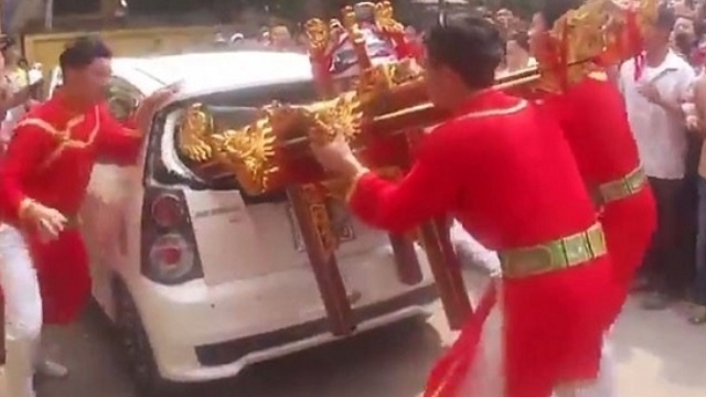 Kiệu bay húc vỡ kính ô tô: Có thể truy cứu trách nhiệm hình sự