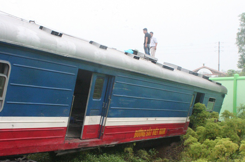 Kinh hồn xe khách va chạm tàu hỏa ở Ngọc Hồi
