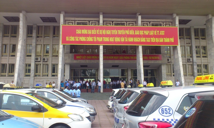 Hàng ngàn lái xe taxi Hà Nội tập huấn nâng cao chất lượng phục vụ