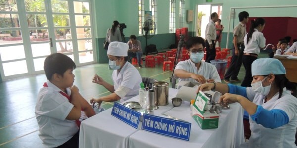 5 học sinh đột nhiên ngất xỉu sau khi tiêm vắc xin sởi - rubella