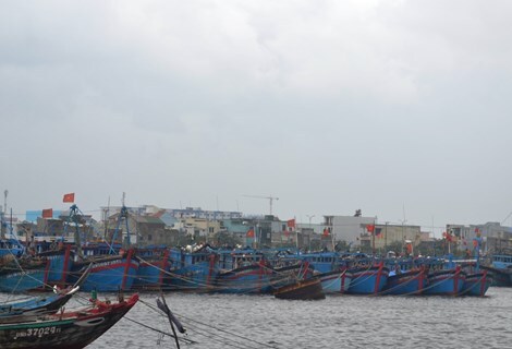 Ứng cứu kịp thời 8 ngư dân gặp nạn ở Trường Sa chạy bão Hagupit