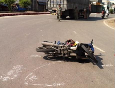 Va chạm với xe tải, phóng viên bị thương nặng