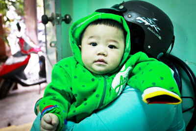 Bé trai 7 tháng tuổi bị mẹ bỏ rơi ở quán cà phê 