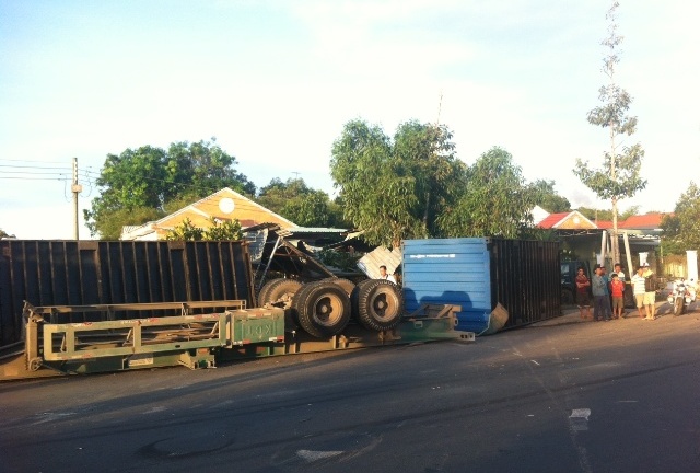 Xe giường nằm va chạm với container, 6 người bị thương nặng 