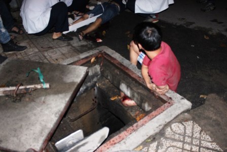 Giải cứu thanh niên bị kẹt chân dưới cống hi hữu ở TP.HCM