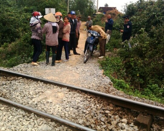 Băng qua đường sắt, người đàn ông bị tàu tông nguy kịch