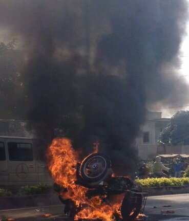 Va chạm với xe tải, mô tô dẫn đoàn đua bốc cháy dữ dội