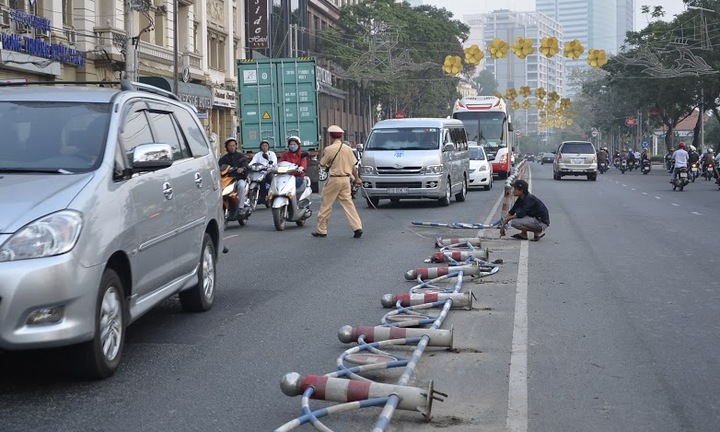 TP.HCM: Mất lái, xe container leo dải phân cách tông ô tô 7 chỗ
