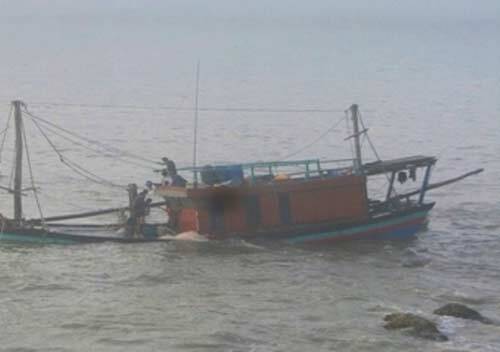 Tàu cá đâm vào bãi đá ngầm, 8 ngư dân thoát chết