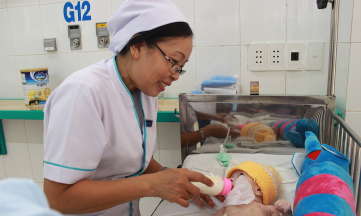 Nhiều nhà hảo tâm muốn nhận nuôi bé trai không có hậu môn