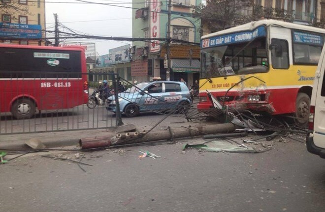 Hà Nội: Hành khách hú vía khi xe buýt húc tung dải phân cách