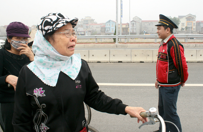 Hai cụ bà bật khóc vì bị cấm qua cầu Nhật Tân