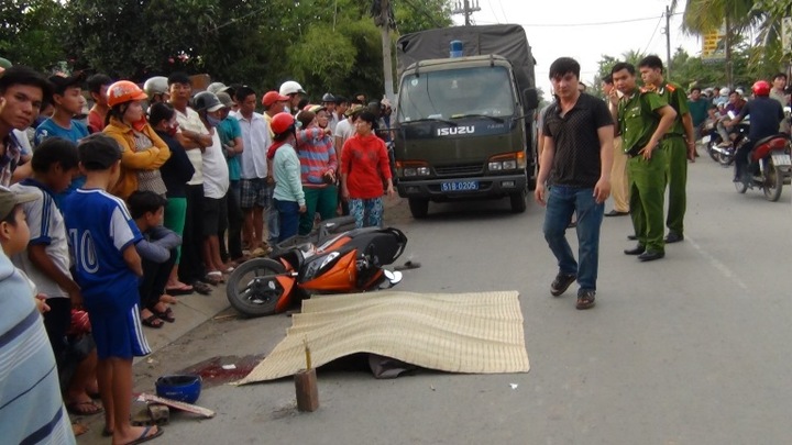 TP.HCM: Tai nạn thương tâm trên đường Nguyễn Xiển