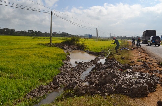Mất lái, xe bồn cán vùi cả gia đình trong bùn, 3 người tử vong