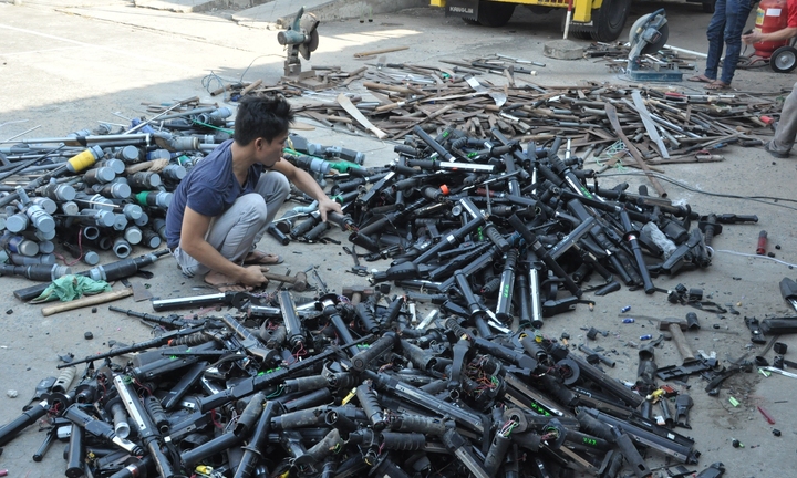 Tiêu hủy gần 1000 vũ khí thô sơ tại Đồng Nai