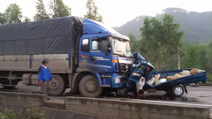 Huế: Xe tải đấu đầu, tài xế và phụ xe tử vong trong cabin