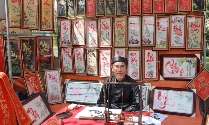 Người dân Đồng Nai hồ hởi đi xin chữ ông đồ ngày ông Công ông Táo