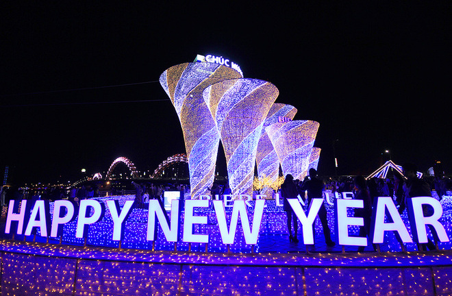 Đường hoa Đà Nẵng rực rỡ chào đón năm mới 2015