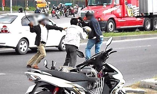 Nam thanh niên no đòn vì vượt đèn đỏ còn gây sự