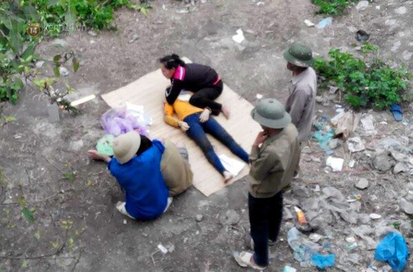 Mẹ khóc ngất bên thi thể con gái nghi nhảy cầu tự tử