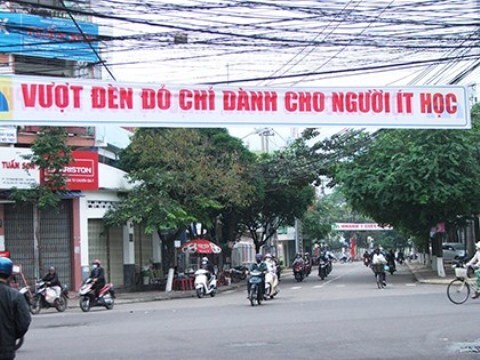 “Vượt đèn đỏ chỉ dành cho người ít học”: Kiểm điểm Giám đốc Sở