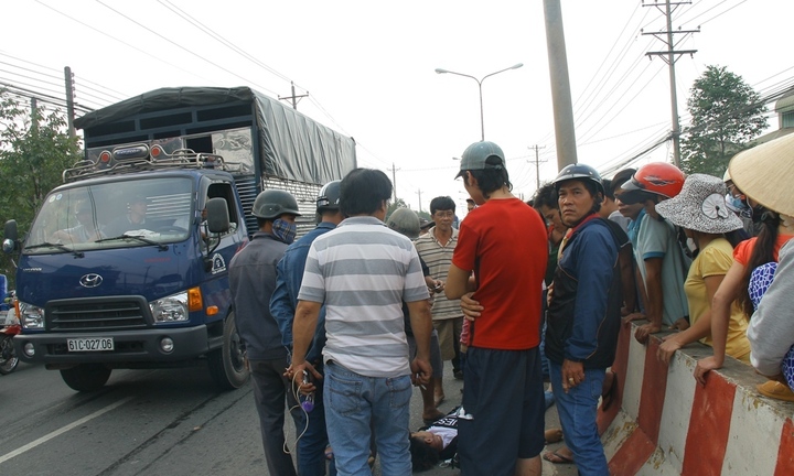 Bình Dương: Va chạm dải phân cách, nam thanh niên tử vong
