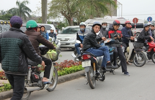 Khai ấn đền Trần: Trông xe máy qua đêm, 