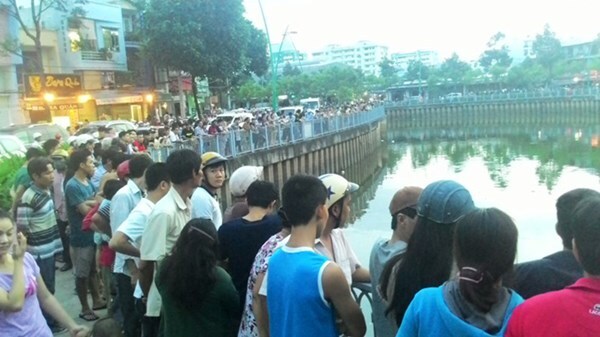 Tê liệt giao thông vì người dân vây kín kênh xem vớt xác