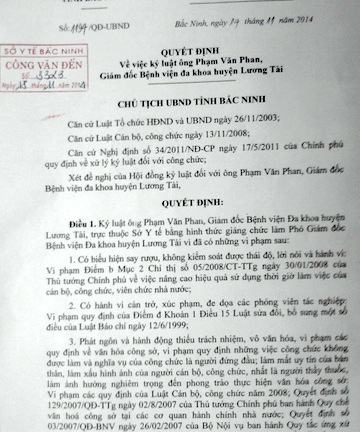 Văng tục với phóng viên, Giám đốc bệnh viện bị giáng chức