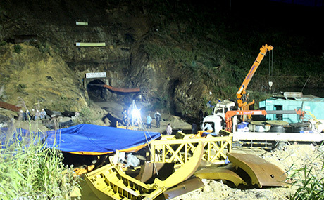 Sau gần 12 giờ sập hầm thủy điện, 12 công nhân đều khỏe mạnh