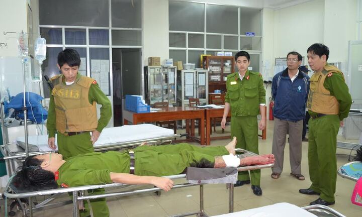 Ngăn hai kẻ mang mã tấu đi gây án, một chiến sĩ cảnh sát 113 bị thương