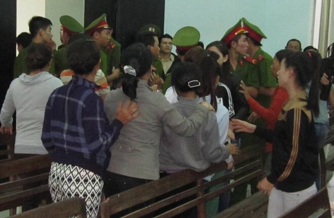 Tòa hoãn xử, hai bên gia đình xông vào “hỗn chiến” tại công đường