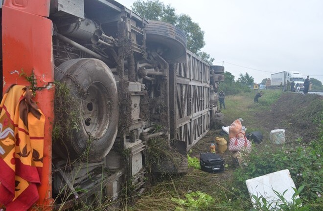 Lật xe giường nằm, 30 người thoát thân bằng cửa thông gió