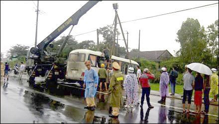 Xe biển xanh chở cán bộ lao xuống ruộng, nhiều người thoát nạn