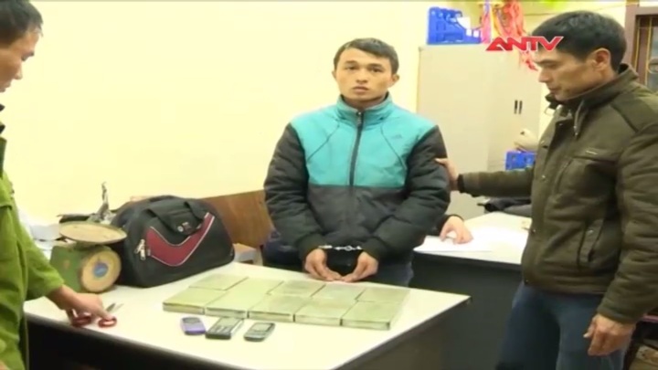 Bắt gọn 9X vận chuyển 10 bánh heroin trên xe khách