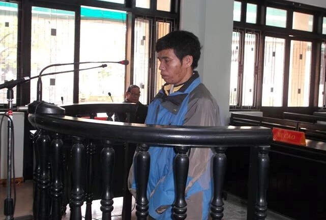 Gã đàn ông đồi bại hiếp dâm bé gái có quan hệ họ hàng