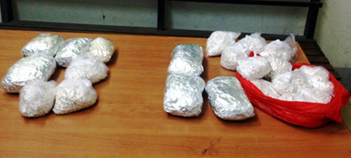 Bắt 2 “nữ quái” mang hơn 8kg ma túy đá trên xe khách