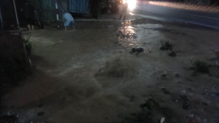 Vỡ ống nước lúc nửa đêm, nhiều hộ dân kêu trời