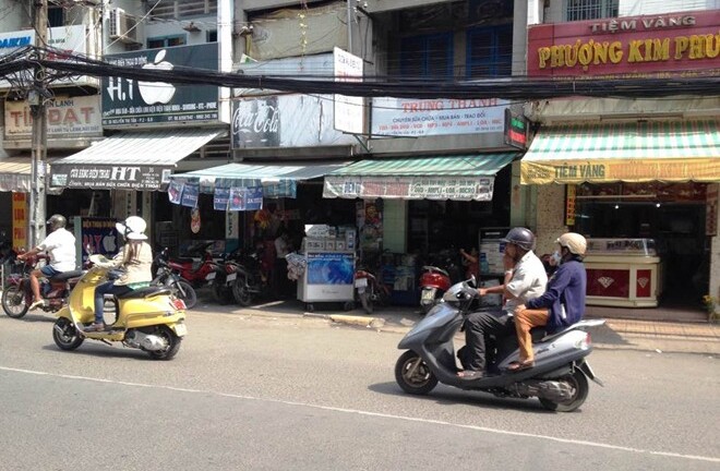 Dàn cảnh móc túi nhân viên tiệm vàng còn tri hô bị cướp