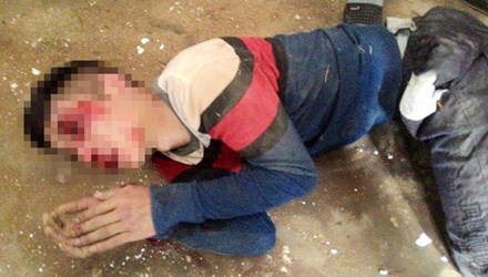  Bị dân vây bắt, “cẩu tặc” dùng dao điên cuồng chống trả