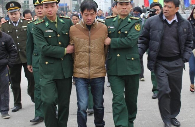 Gã đàn ông bắn chết vợ, dùng dao đâm cán bộ trại giam