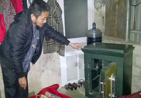 Cửa tiệm tạp hóa bị trộm phá két sắt “chôm” gần 400 triệu đồng