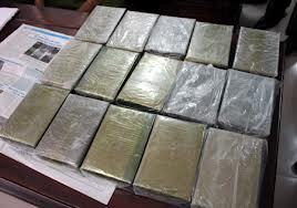 Bắt đối tượng vận chuyển hàng trăm bánh heroin trên ô tô