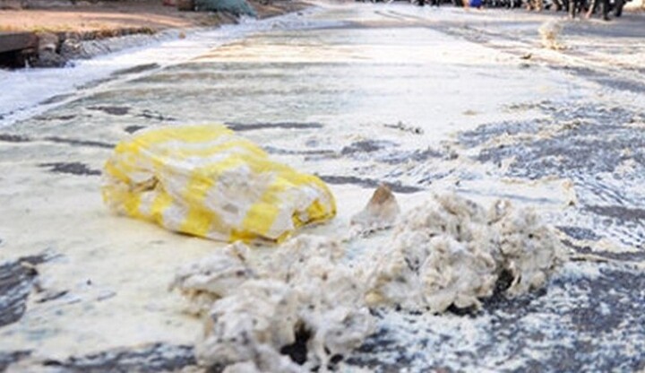 Nhiều người trượt ngã vì xe mủ cao su đổ đầy đường