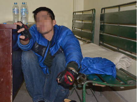 Bố “ngáo đá” bế con tới trụ sở công an dọa giết