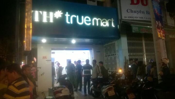 TP.HCM: Nữ nhân viên bán sữa bị cứa cổ trên vũng máu